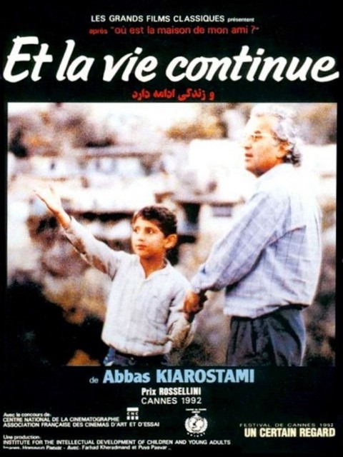 Magnifique mélange de documentaire et de fiction, Et la Vie Continue (1992), moins célèbre que Où est la Maison de mon Ami ? ou Le Goût de la Cerise, raconte le retour d’un cinéaste sur les lieux d’un ancien tournage. Mais, ces lieux ont totalement changé puisqu’un tremblement de terre les a dévastés. Sur ce canevas très simple inspiré par sa propre expérience, Abbas Kiarostami, le grand metteur en scène iranien, conjure toute obscénité, s’éloigne radicalement de tout sensationnalisme télévisuel et signe un de ses plus beaux films en forme de méditation sur les pouvoirs du cinéma, entre réparation et observation. Magnifique mélange de documentaire et de fiction, Et la Vie Continue (1992), moins célèbre que Où est la Maison de mon Ami ? ou Le Goût de la Cerise, raconte le retour d’un cinéaste sur les lieux d’un ancien tournage. Mais, ces lieux ont totalement changé puisqu’un tremblement de terre les a dévastés. Sur ce canevas très simple inspiré par sa propre expérience, Abbas Kiarostami, le grand metteur en scène iranien, conjure toute obscénité, s’éloigne radicalement de tout sensationnalisme télévisuel et signe un