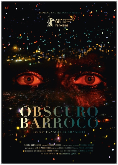 OSCURO BARROCO Un film de by Evangelia Kranioti Un film sur les hauteurs vertigineuses du genre et de la métamorphose et également, un hommage cinématographique à une terre d’extrêmes, la ville de Rio de Janeiro. En suivant le parcours de la figure transsexuelle iconique Luana Muniz (1961-2017), le film explore différentes quêtes de soi à travers le travestissement, le carnaval et la lutte politique. À son tour, il pose des questions sur le désir de transformation du corps, à la fois intime et social.