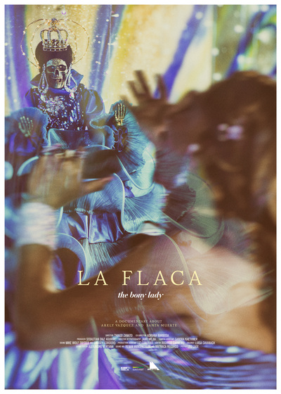 OSCURO BARROCO Un film de by Evangelia Kranioti Un film sur les hauteurs vertigineuses du genre et de la métamorphose et également, un hommage cinématographique à une terre d’extrêmes, la ville de Rio de Janeiro. En suivant le parcours de la figure transsexuelle iconique Luana Muniz (1961-2017), le film explore différentes quêtes de soi à travers le travestissement, le carnaval et la lutte politique. À son tour, il pose des questions sur le désir de transformation du corps, à la fois intime et social.