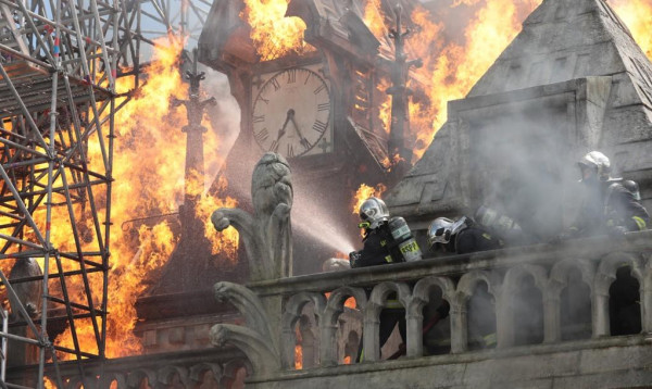 Notre-Dame brûle