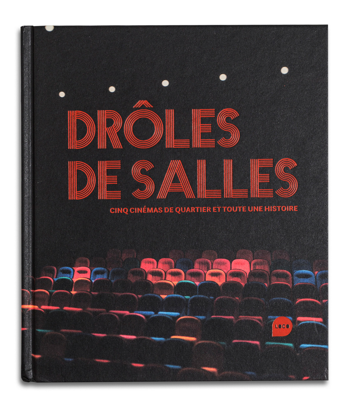 Drôles de salles :  Plongez dans cinq salles de cinéma parisiennes. L’Escurial, le Majestic Passy, l’Arlequin, le Majestic Bastille et le Reflet Médicis ! chacune d’elle raconte une histoire, celle de son quartier, celle des débuts du cinématographe, celle de la folie du cinéma populaire, celle du cinéma d’art et d’essai...