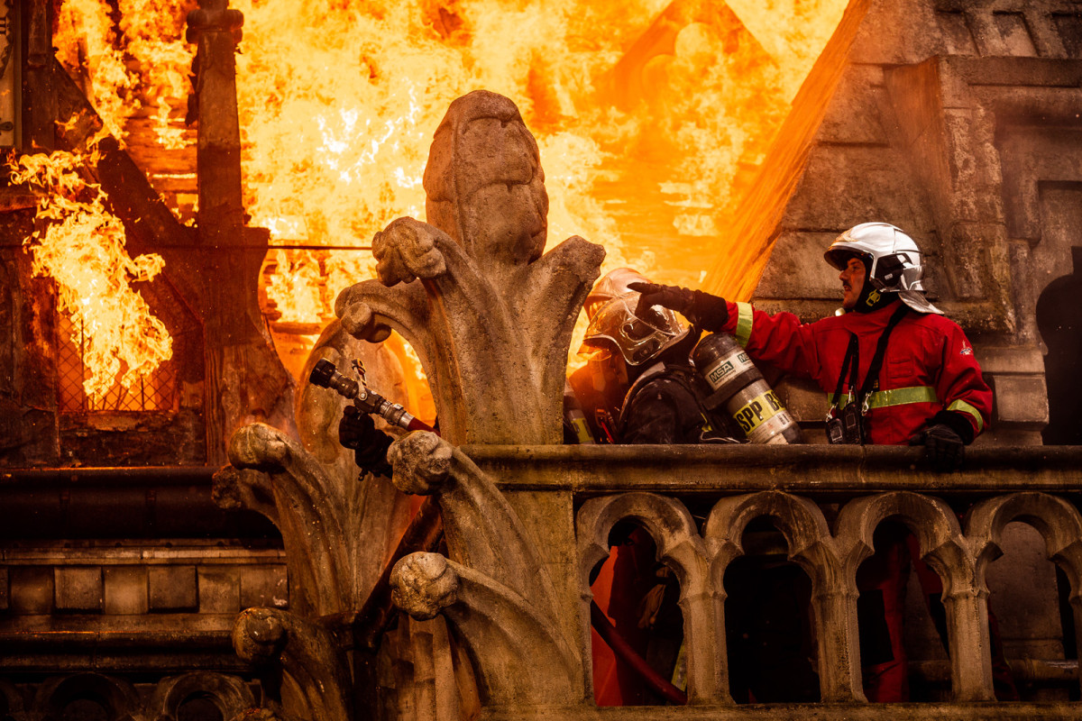 LOST IN FRENCHLATION : NOTRE-DAME BRÛLE de Jean-Jacques Annaud