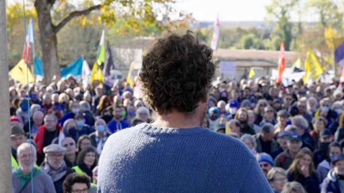De l'eau jaillit le feu 