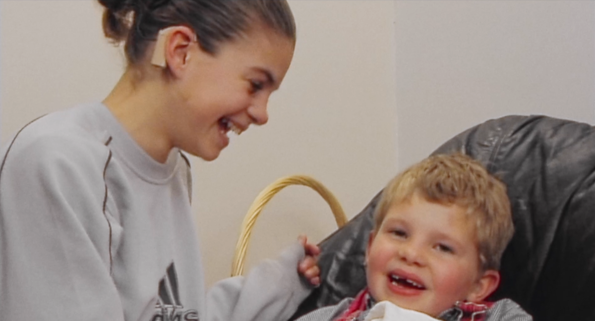 Documentaire, surdité, oralité, elle entend pas la moto