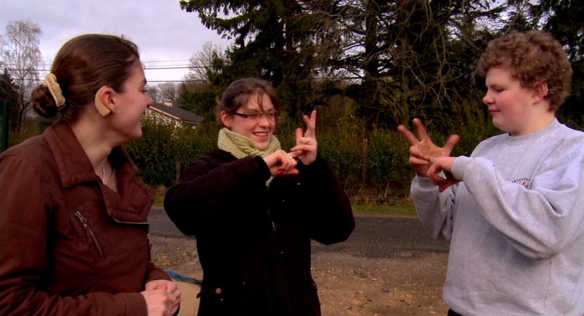 Documentaire, surdité, oralité, elle entend pas la moto